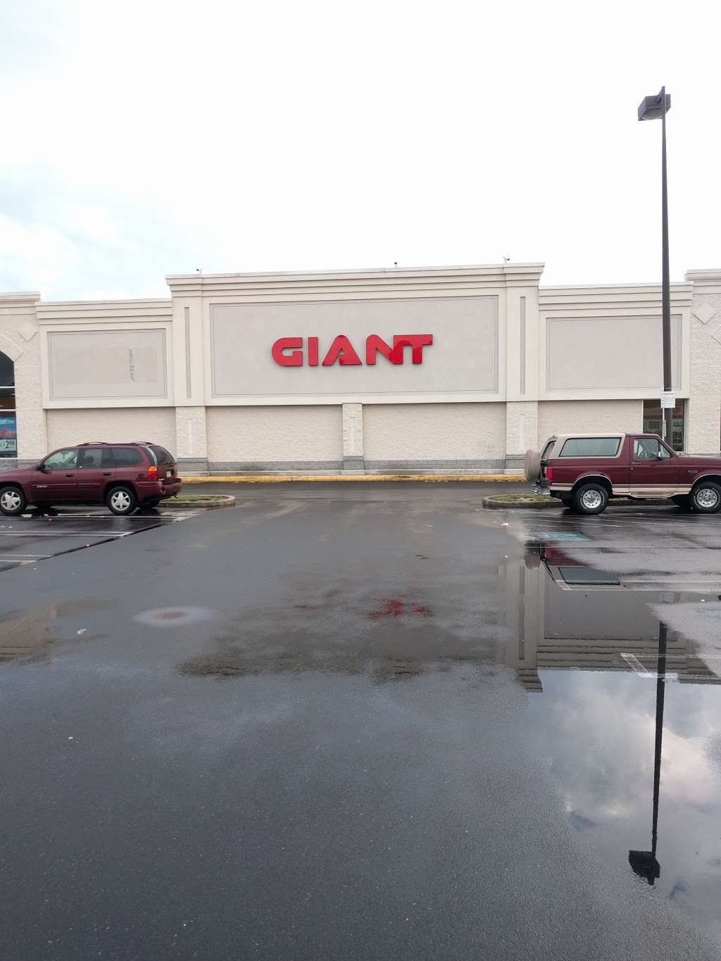 Giant Plaza | 833 W Trenton Ave, Morrisville, PA 19067, USA