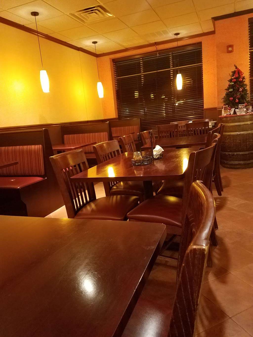Palumbos Pizza & Restaurant | 24 Ayres Ln, Little Silver, NJ 07739, USA | Phone: (732) 842-5505