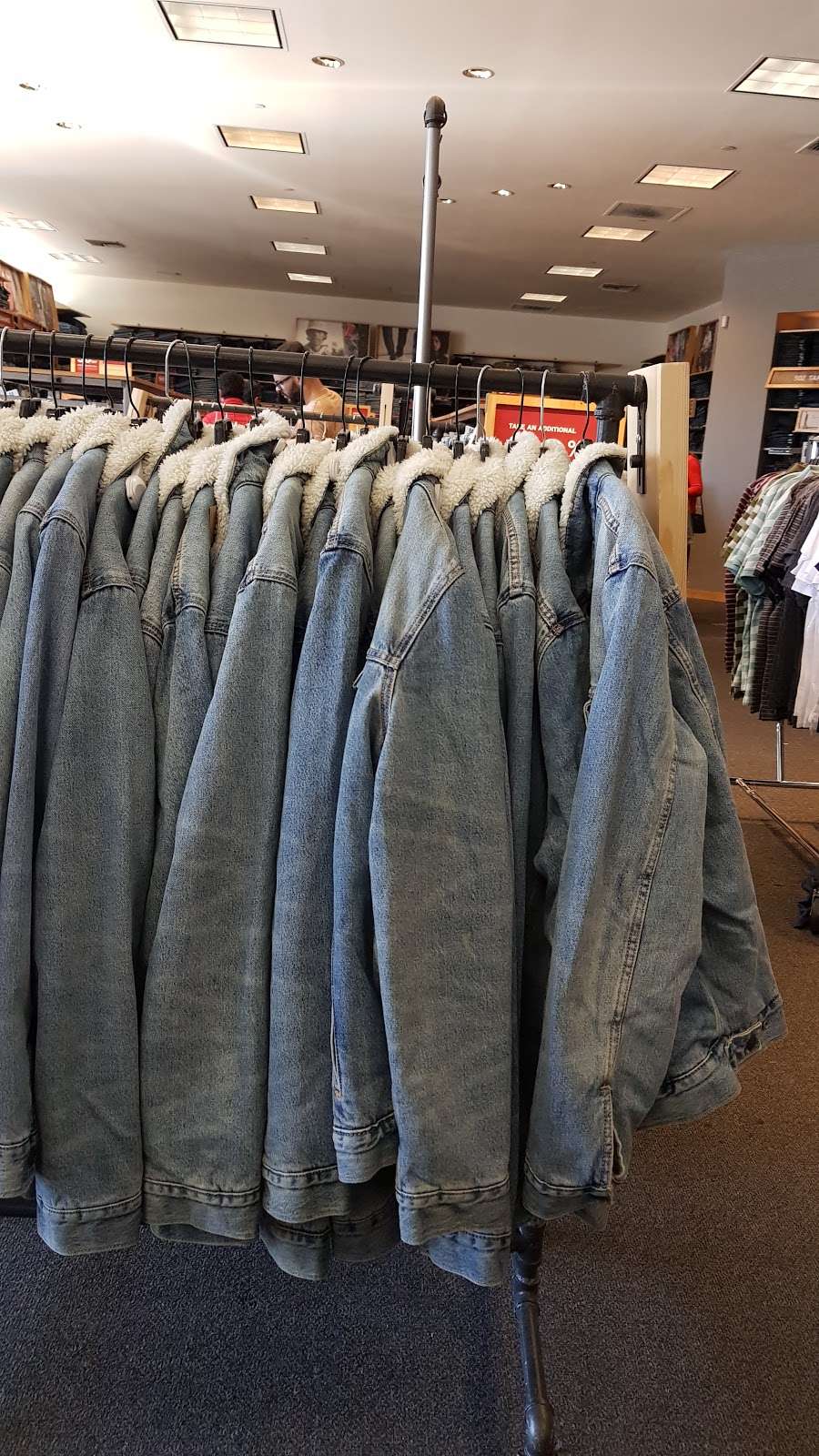 Levis Outlet Store at Outlet Marketplace | 5221 International Dr Suite D3, Orlando, FL 32819 | Phone: (407) 351-7721