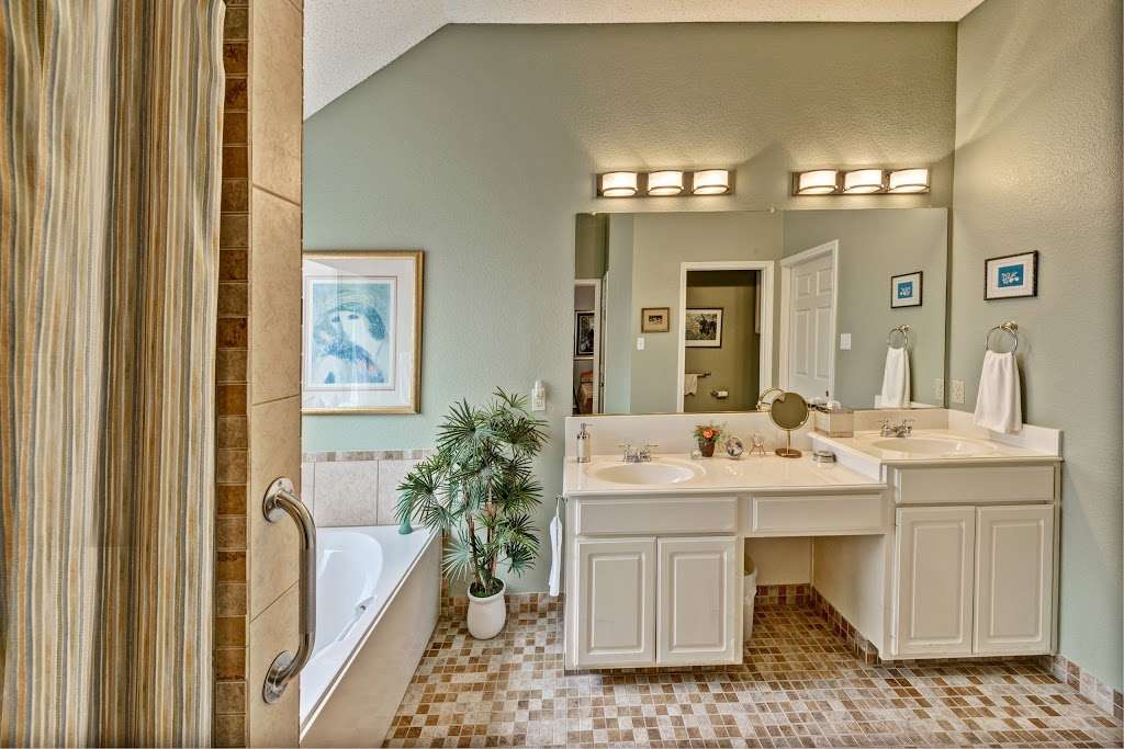 4 Seasons Senior Living | 2208 Peachtree Ln, Lewisville, TX 75067, USA | Phone: (972) 584-9880