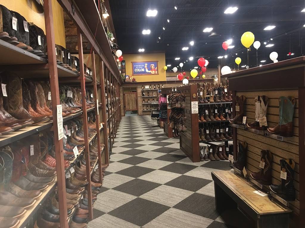 Cavenders Western Outfitter | 889 S 72nd St, Omaha, NE 68114, USA | Phone: (402) 393-2415