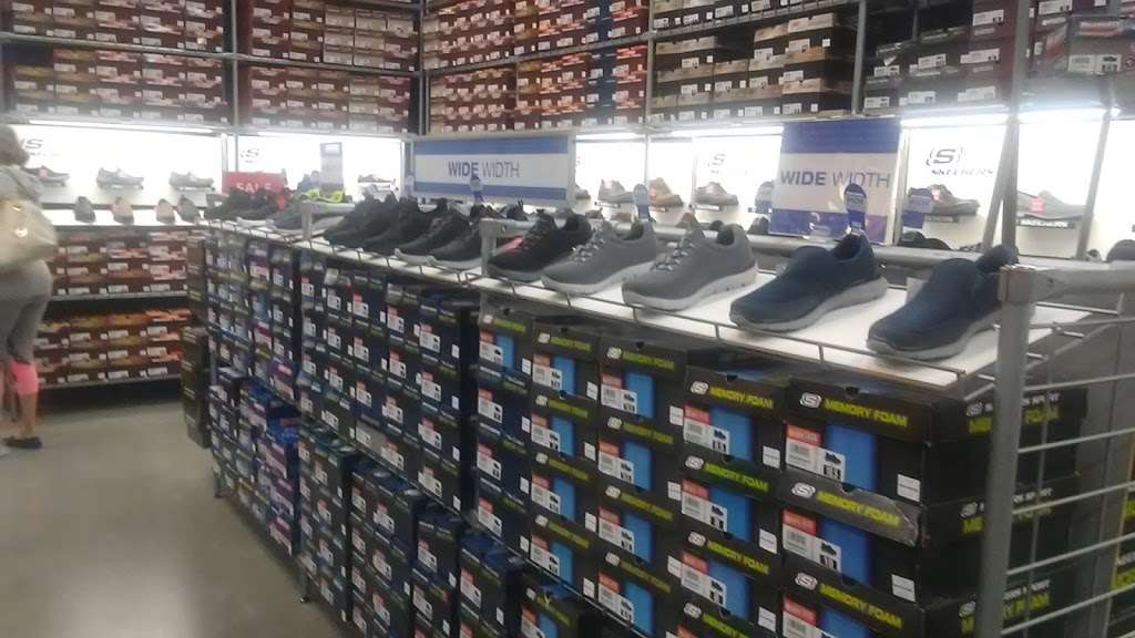 SKECHERS Factory Outlet | 11215 Long Beach Blvd, Lynwood, CA 90262, USA | Phone: (310) 609-1243