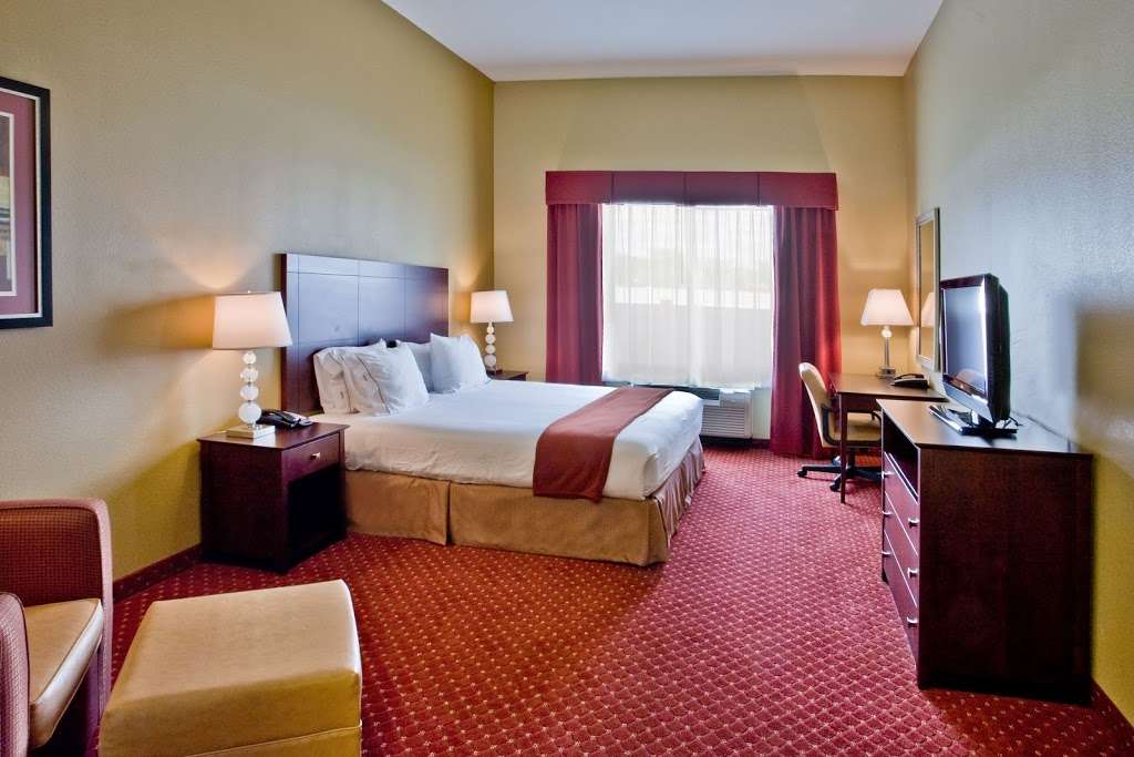 Holiday Inn Express & Suites Orlando South-Davenport | 4050 Hotel Dr, Davenport, FL 33897, USA | Phone: (863) 420-6611