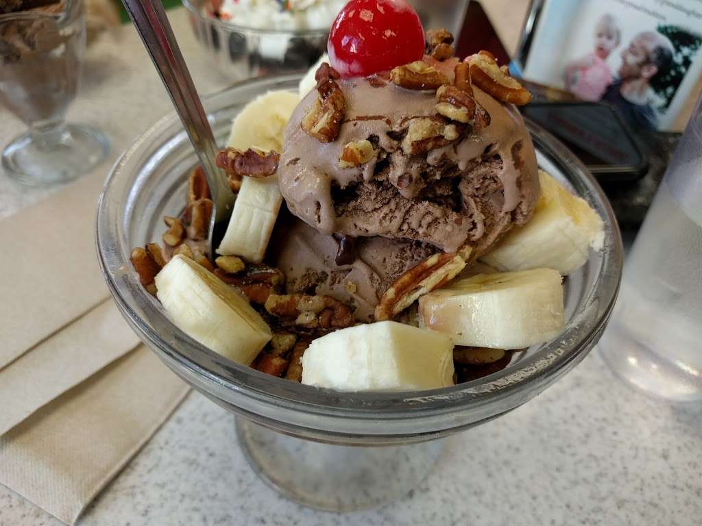 Oberweis Ice Cream and Dairy Store | 811 E Butterfield Rd Ste 119, Wheaton, IL 60189, USA | Phone: (630) 665-0000