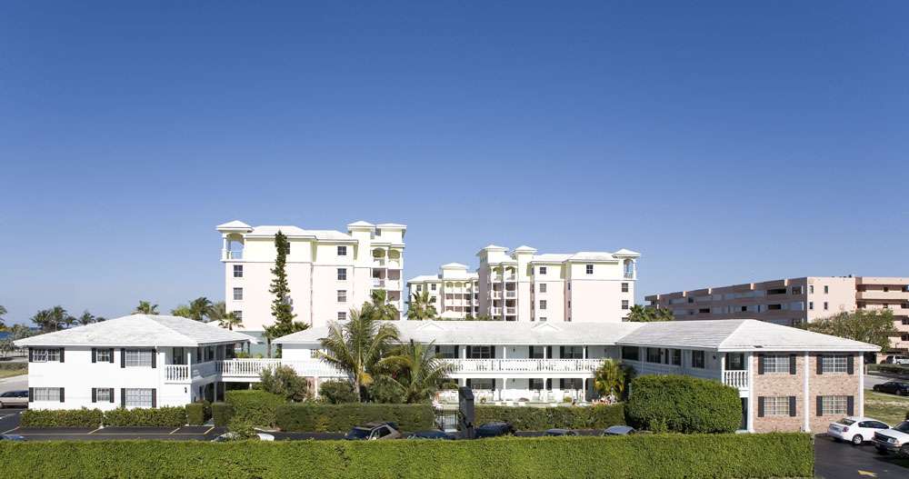 Carriage House Resort Motel | 250 SE 20th Ave, Deerfield Beach, FL 33441, USA | Phone: (954) 427-7670