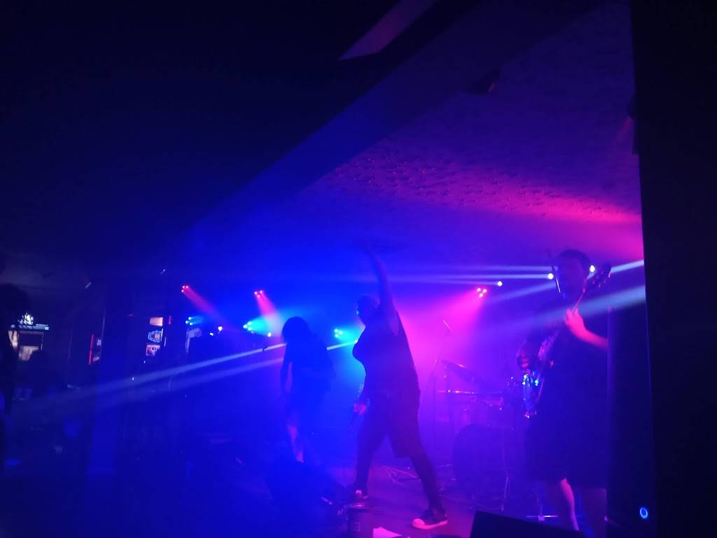 Eastside Bar and Grill | 2530 NE 82nd Ave, Portland, OR 97220, USA | Phone: (503) 234-2337