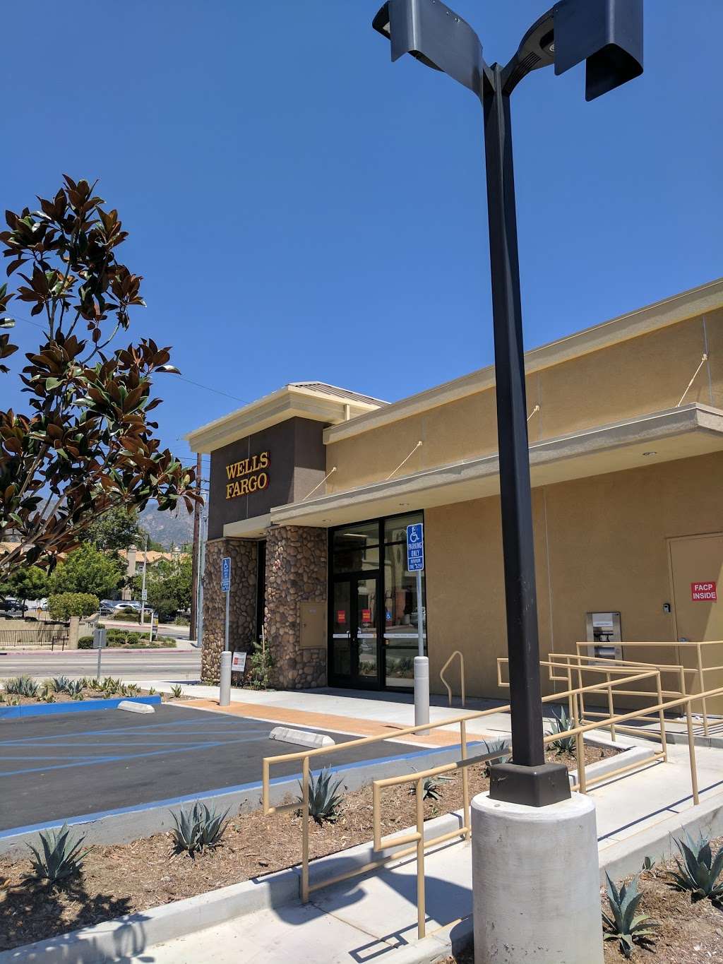 Wells Fargo Bank | 3200 Foothill Blvd, Glendale, CA 91214, USA | Phone: (818) 330-1856