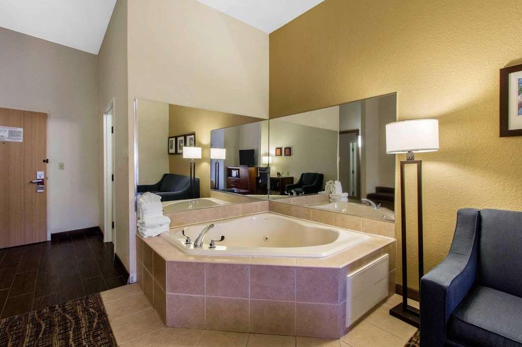 Comfort Suites The Villages | 1202 Avenida Central, Lady Lake, FL 32159, USA | Phone: (352) 259-6578