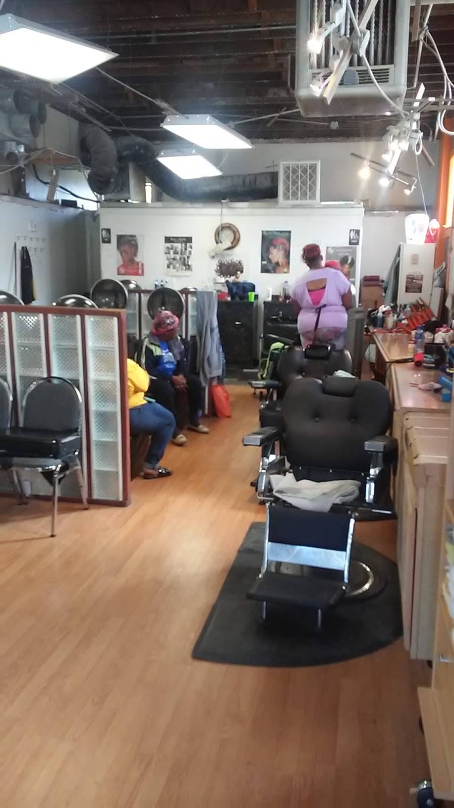 Creative Touch Barber & Beauty | 5356 N Kingshighway Blvd, St. Louis, MO 63115, USA | Phone: (314) 385-6880