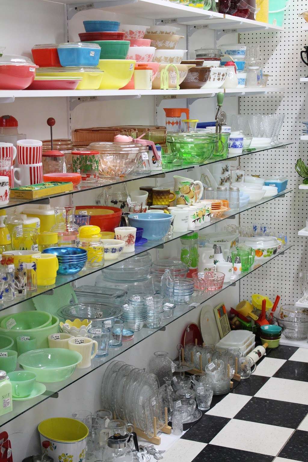 Pine Hills Antique Mall | 3 Adams Dr, Reinholds, PA 17569, USA | Phone: (717) 484-6313