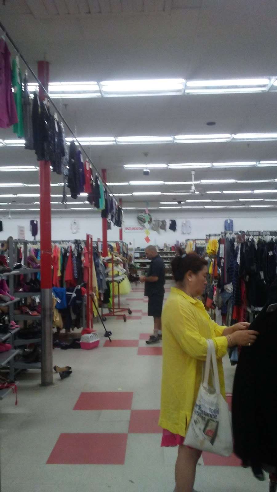 Village Discount Outlet Store 08 | 3301 W Lawrence Ave, Chicago, IL 60625, USA | Phone: (708) 388-4772