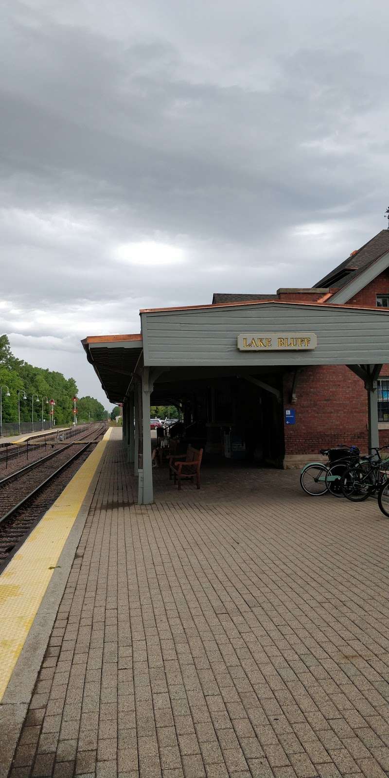 Lake Bluff Metra Station | 594 Sheridan Road, Lake Bluff, IL 60044, USA | Phone: (847) 234-0774