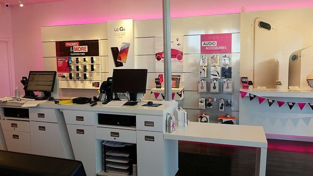 T-Mobile | 3501 S Noland Rd, Independence, MO 64055, USA | Phone: (816) 461-5500