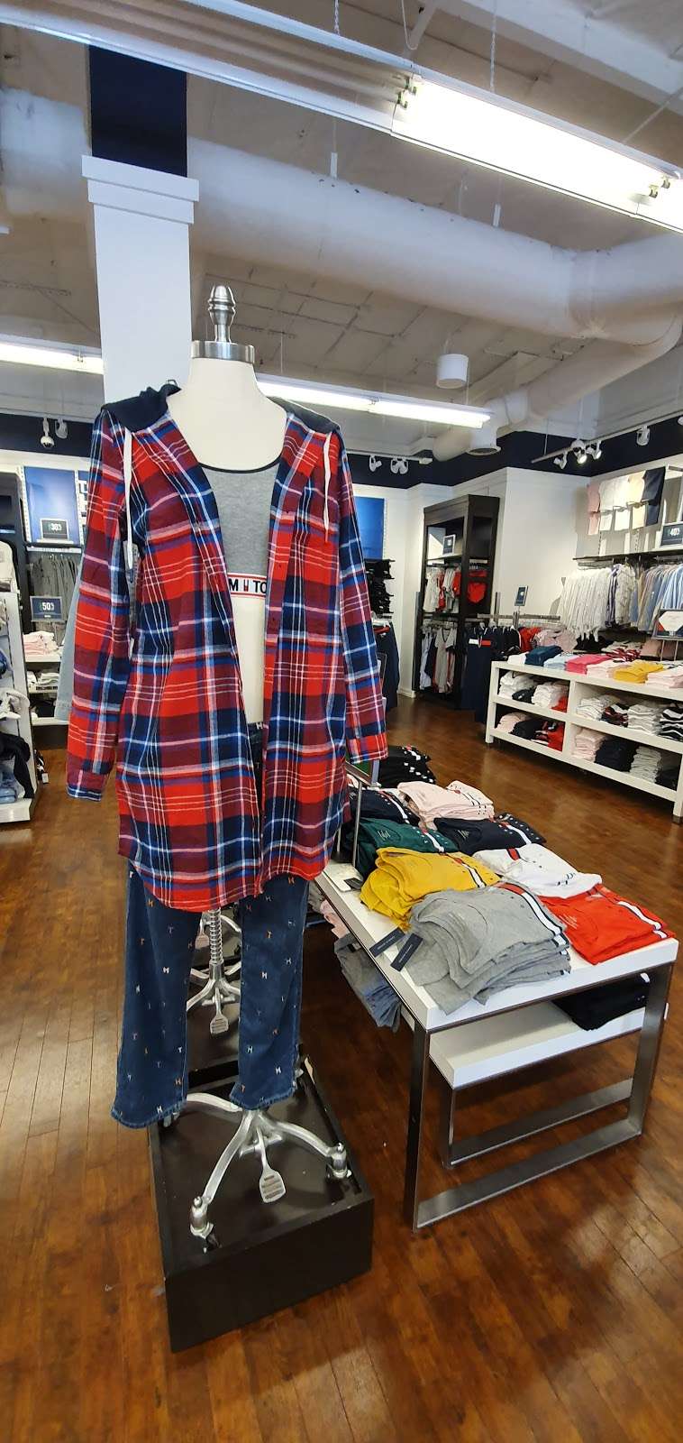 Tommy Hilfiger | 292 Nut Tree Rd, Vacaville, CA 95688, USA | Phone: (707) 446-1843