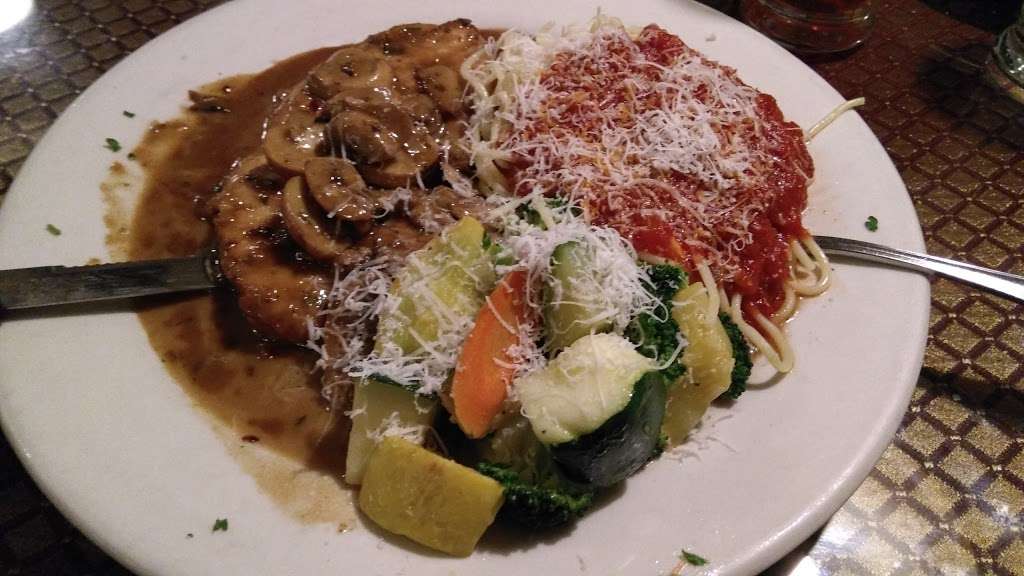 DiCiccos Italian Restaurant | 6701 Tower Rd, Denver, CO 80249, USA | Phone: (303) 574-1956