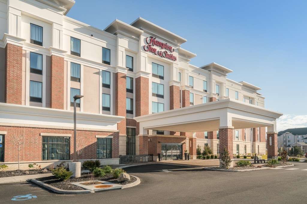 Hampton Inn & Suites Newburgh Stewart Airport | 1 Crossroads Ct, Newburgh, NY 12550, USA | Phone: (845) 567-9100