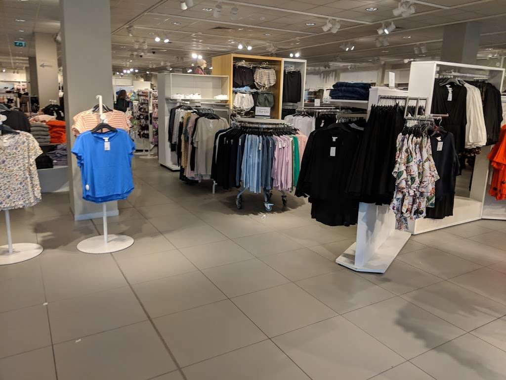 H&M | Unit 7, Gallions Reach Shopping Park, London E6 7ER, UK | Phone: 0344 736 9000