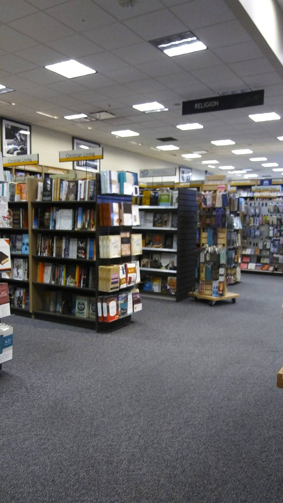 Books-A-Million | 6601 Edwardsville Crossing Dr, Edwardsville, IL 62045, USA | Phone: (618) 659-3526