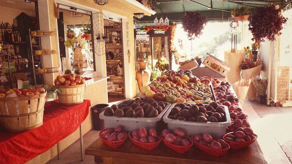 Paradise Produce Market | 8175 Del Dios Rd, Rancho Santa Fe, CA 92067, USA | Phone: (858) 756-0826