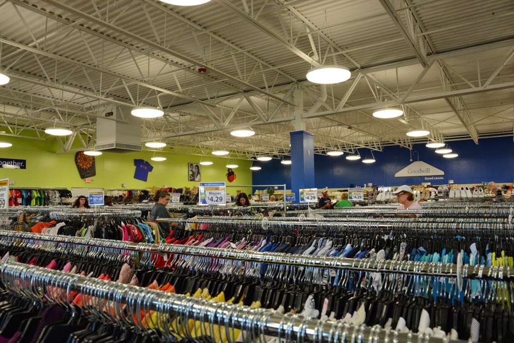 Goodwill Store | 980 Creekview Dr, Columbus, IN 47201, USA | Phone: (812) 372-3530