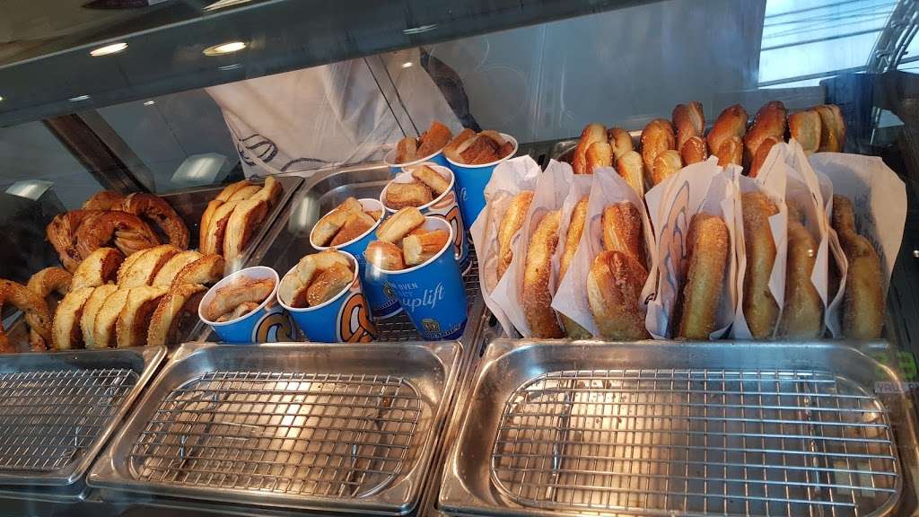 Auntie Annes | 651 Kapkowski Rd Spc 2258, Elizabeth, NJ 07201 | Phone: (908) 820-4315