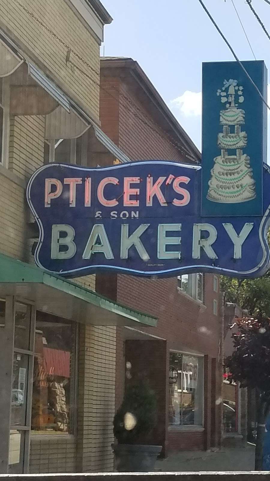 Pticek & Son Bakery | 5523 S Narragansett Ave, Chicago, IL 60638, USA | Phone: (773) 585-5500