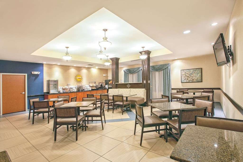 La Quinta Inn & Suites Indianapolis Airport West | 2251 Manchester Dr, Plainfield, IN 46168, USA | Phone: (317) 279-2650