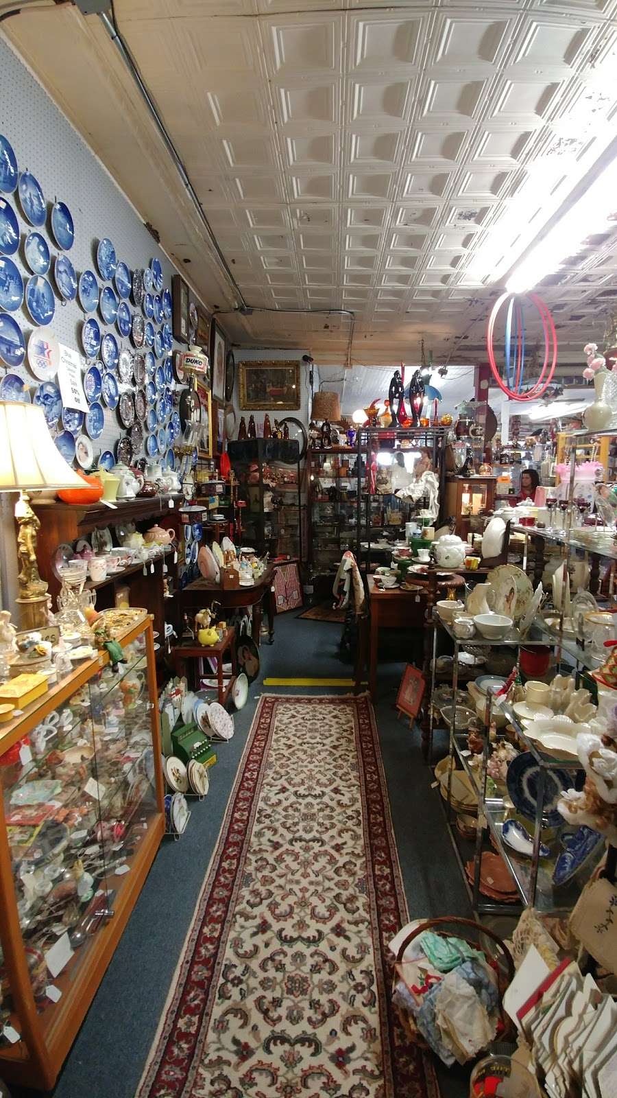 Bahoukas Antique Mall & Beer MuZeum | 408 N Union Ave, Havre De Grace, MD 21078, USA | Phone: (410) 942-1290