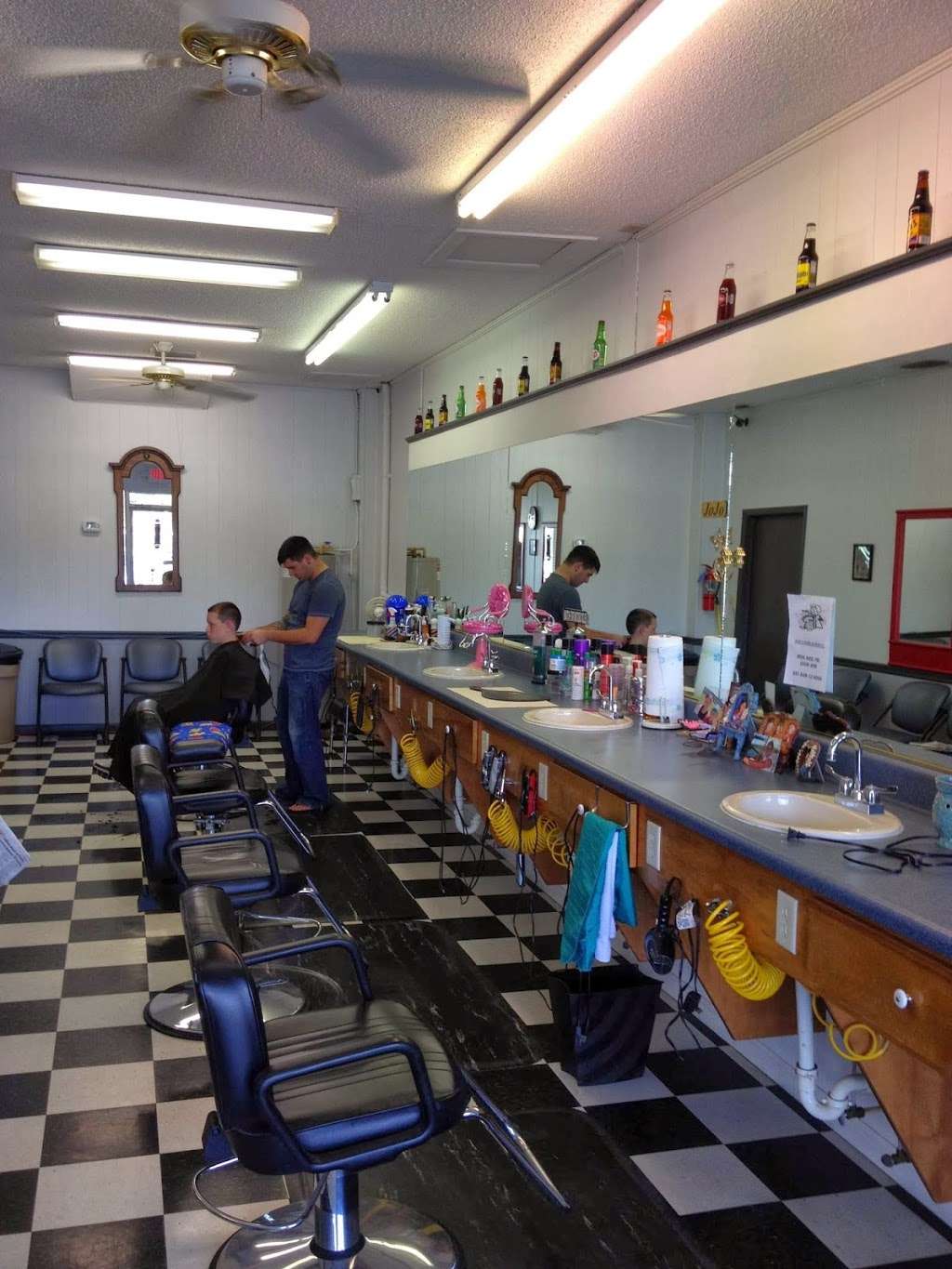 58th Avenue Barber Shop & Salon - hair care  | Photo 2 of 7 | Address: 1905 SE 58th Ave, Ocala, FL 34480, USA | Phone: (352) 693-1222