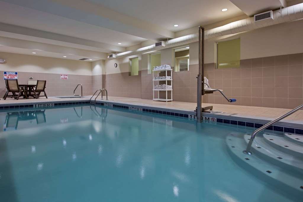 La Quinta Inn & Suites by Wyndham Lancaster | 25 Eastbrook Rd, Ronks, PA 17572, USA | Phone: (717) 392-8100