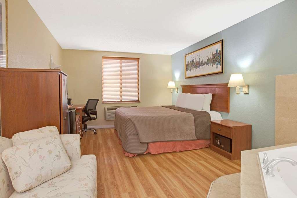 Howard Johnson by Wyndham Jamaica JFK Airport NYC | 153-95 Rockaway Blvd, Jamaica, NY 11434, USA | Phone: (718) 723-6700