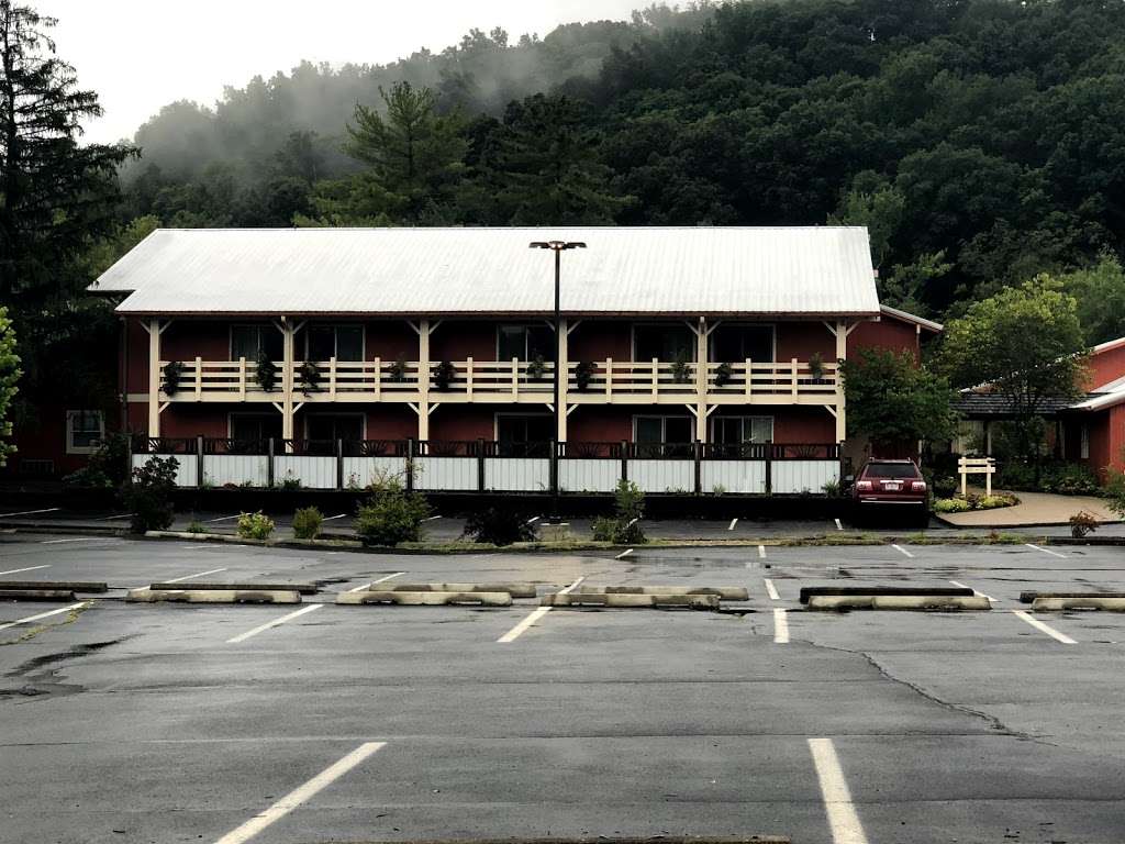 Brown County Inn | 001093193200101, Nashville, IN 47448, USA