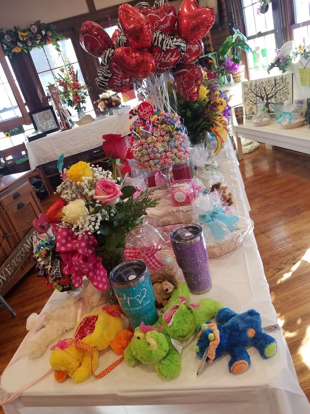 Lauras Florals and Gifts | 121 West 40 Hwy, Odessa, MO 64076, USA | Phone: (816) 230-0202