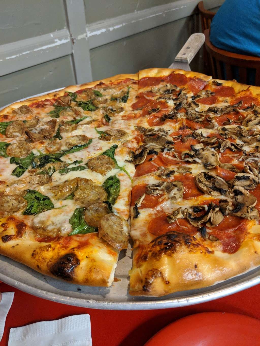 Luigis Pizzeria | 4505 Bissonnet St, Bellaire, TX 77401 | Phone: (713) 665-0811