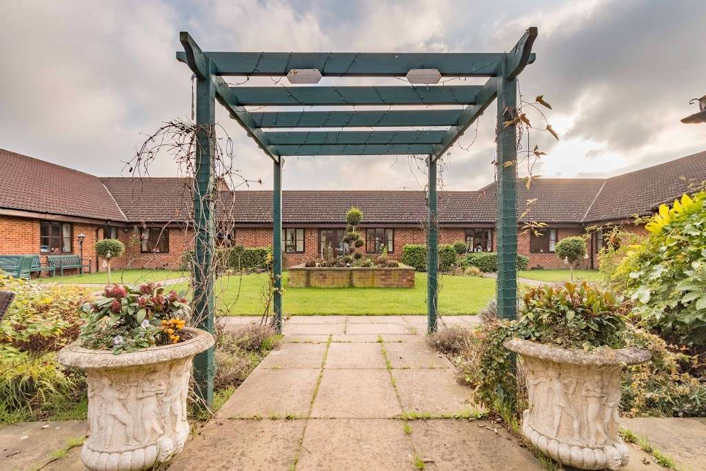Barchester - Derham House Care Home | Harwood Hall Ln, Upminster RM14 2YP, UK | Phone: 01708 641441