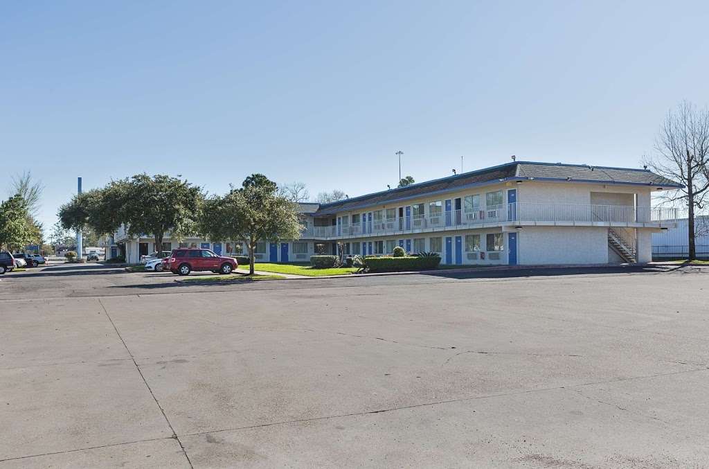 Motel 6 Conroe | 820 Interstate 45 S, Conroe, TX 77304, USA | Phone: (936) 760-4003