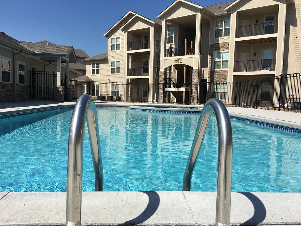 Summit Crossing Apartments & Townhomes | 14500 Bannister Rd, Kansas City, MO 64139, USA | Phone: (816) 525-0090