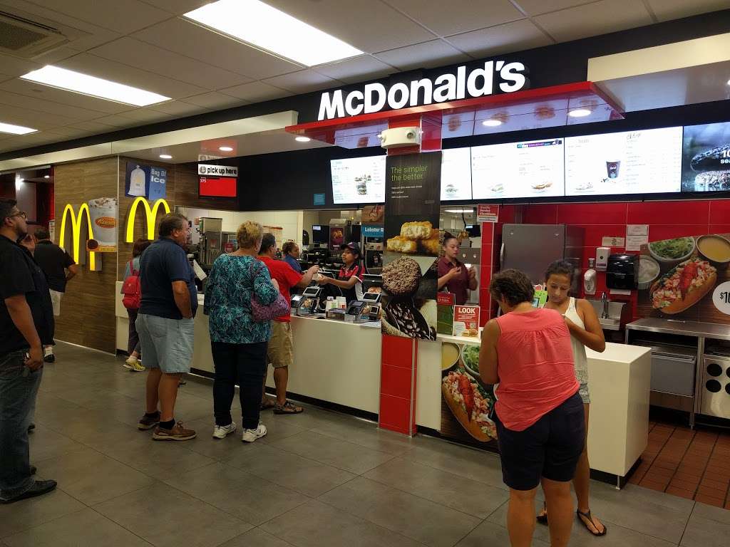 McDonalds | 165 Round Hill Rd, Fairfield, CT 06824, USA | Phone: (203) 259-0595