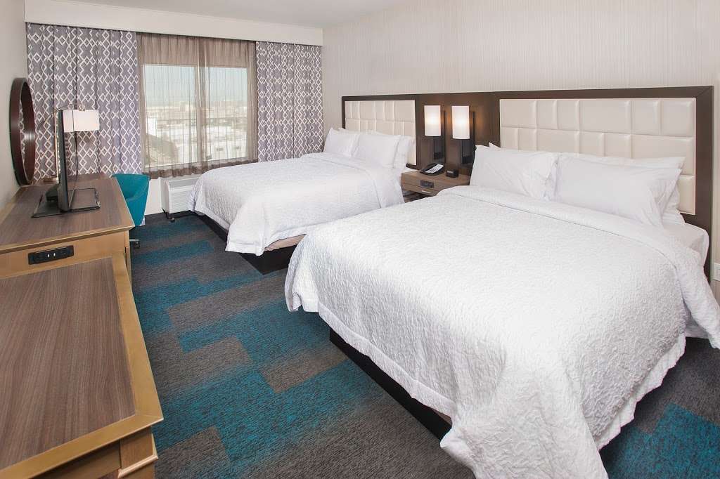Hampton Inn & Suites LAX El Segundo | 888 North Pacific Coast Highway, El Segundo, CA 90245, USA | Phone: (310) 322-2900
