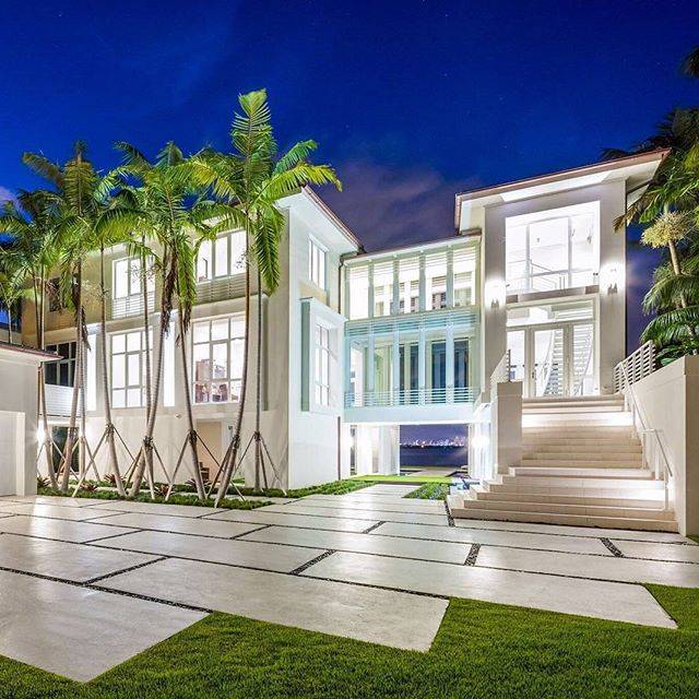 Houses For Sale In Miami | Kyle Gilligan Director of Luxury Sales at Douglas Elliman | Gilligan  | 1111 Lincoln Rd, Miami Beach, FL 33139, USA | Phone: (305) 713-3884