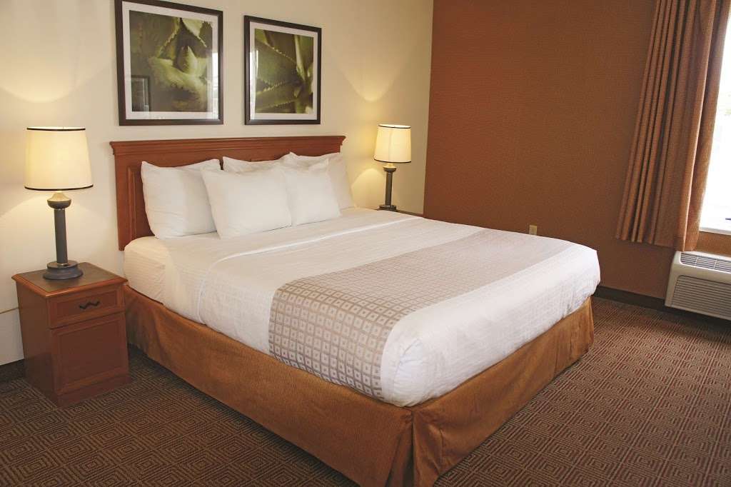 La Quinta Inn & Suites by Wyndham Lakeland East | 4315 Lakeland Park Dr, Lakeland, FL 33809, USA | Phone: (863) 815-0606
