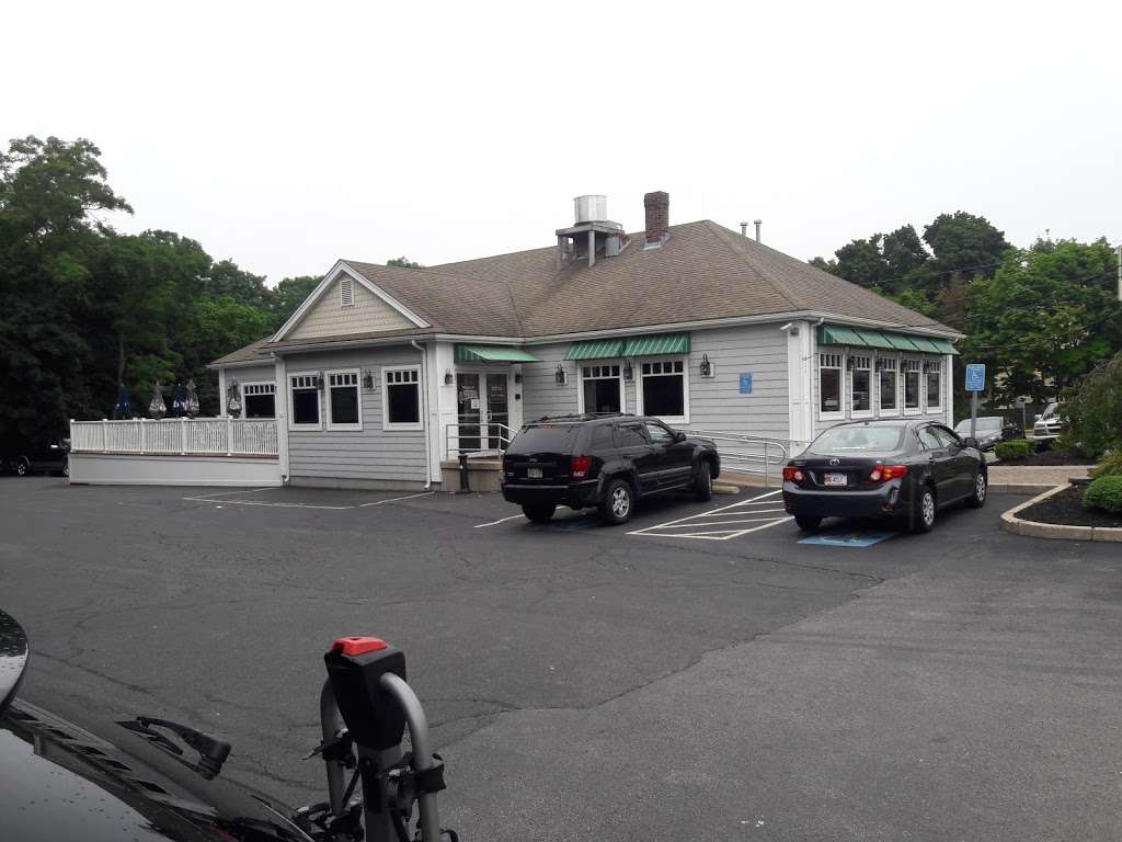 Grumpy White's Restaurant in 211 Sea St, Quincy, MA 02169, USA