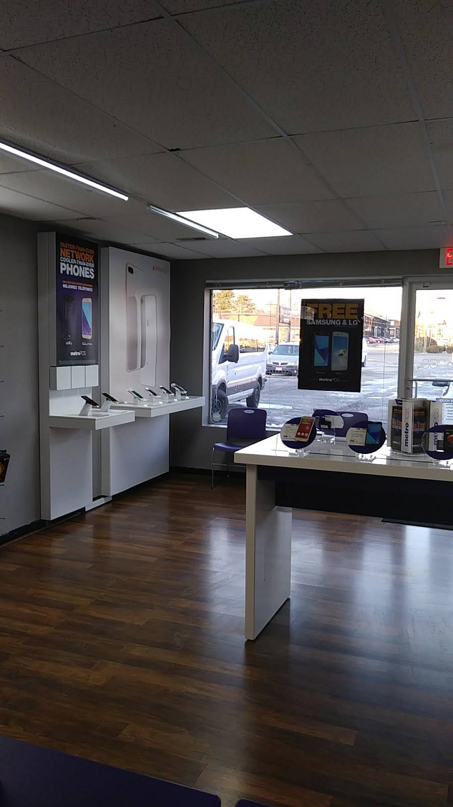 Metro by T-Mobile | 2924 Hikes Ln Side A Side A, Louisville, KY 40218, USA | Phone: (502) 708-1638