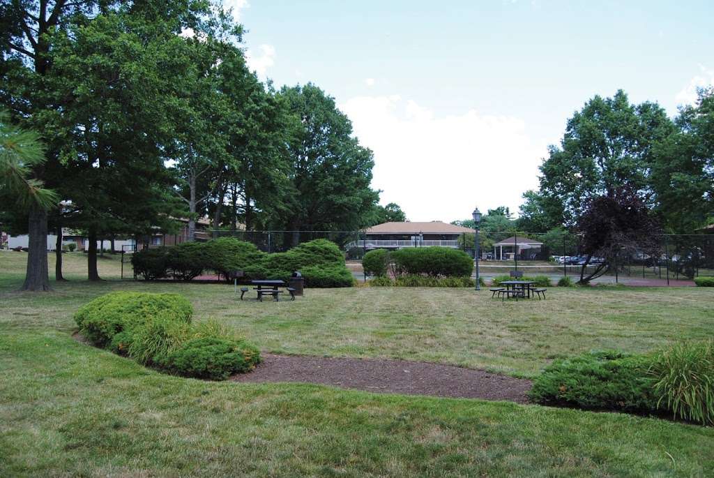 Racquet Club Apartments and Townhomes | 1970 Veteran Hwy, Levittown, PA 19056, USA | Phone: (215) 391-1311