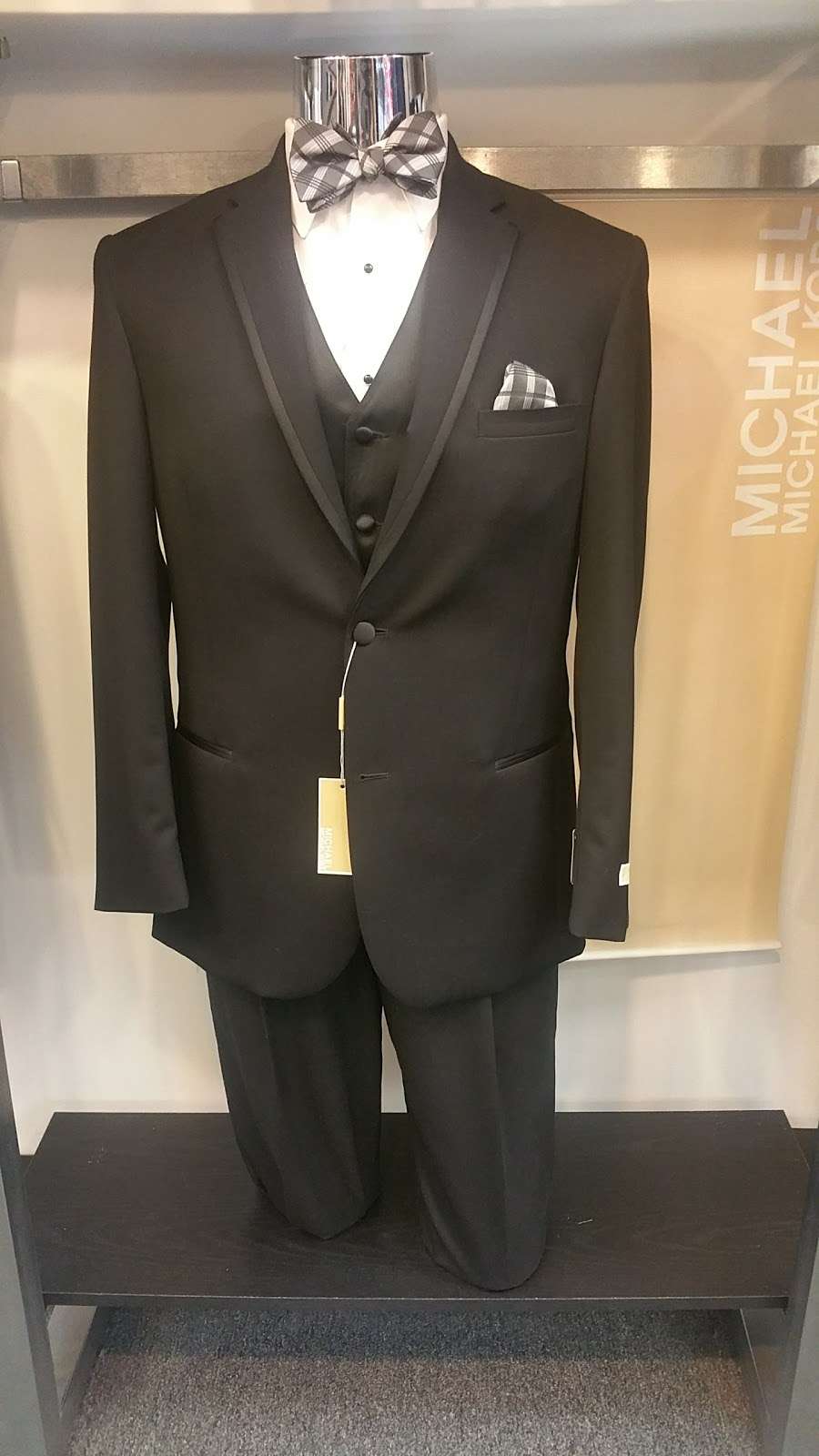 Savvi Formalwear | 3340 Mall Loop Drive Space 1074, Joliet, IL 60431, USA | Phone: (815) 439-1010