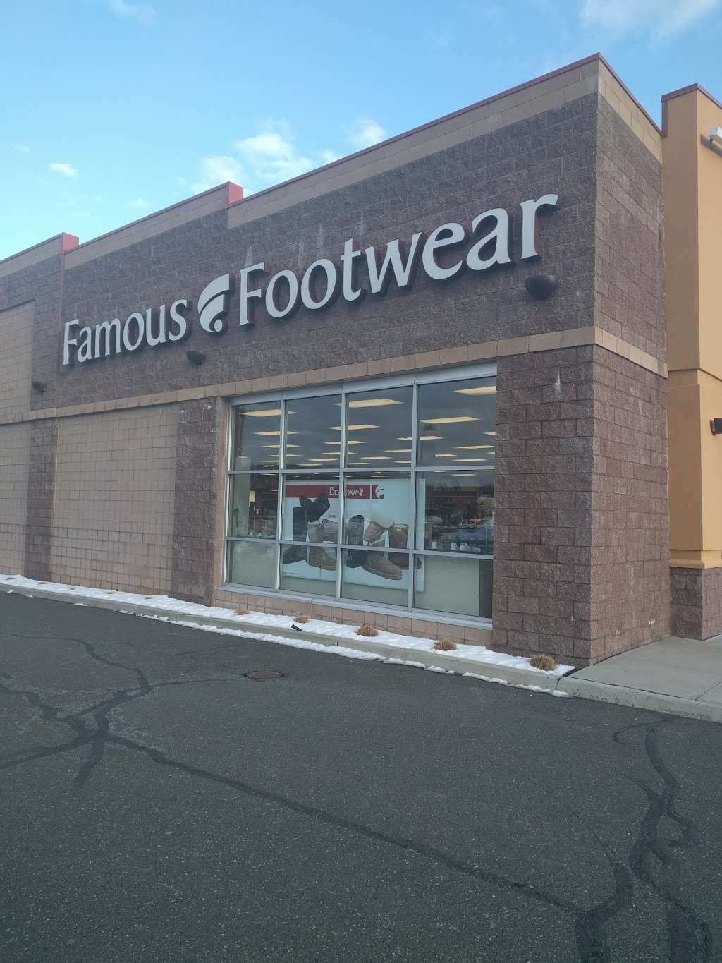 Famous Footwear | 128 Bailey Farm Rd, Monroe, NY 10950, USA | Phone: (845) 783-6355