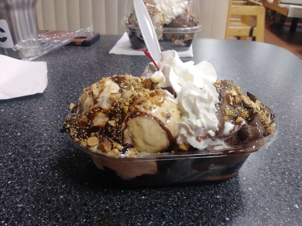 Braums Ice Cream & Burger Restaurant | 9755 Greenville Ave, Dallas, TX 75243, USA | Phone: (214) 503-7318