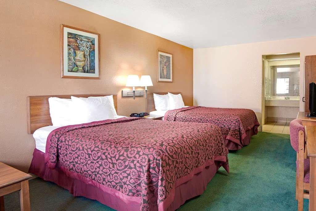 Days Inn & Suites by Wyndham Braunig Lake | 13800 I-37, Elmendorf, TX 78112, USA | Phone: (210) 633-1833