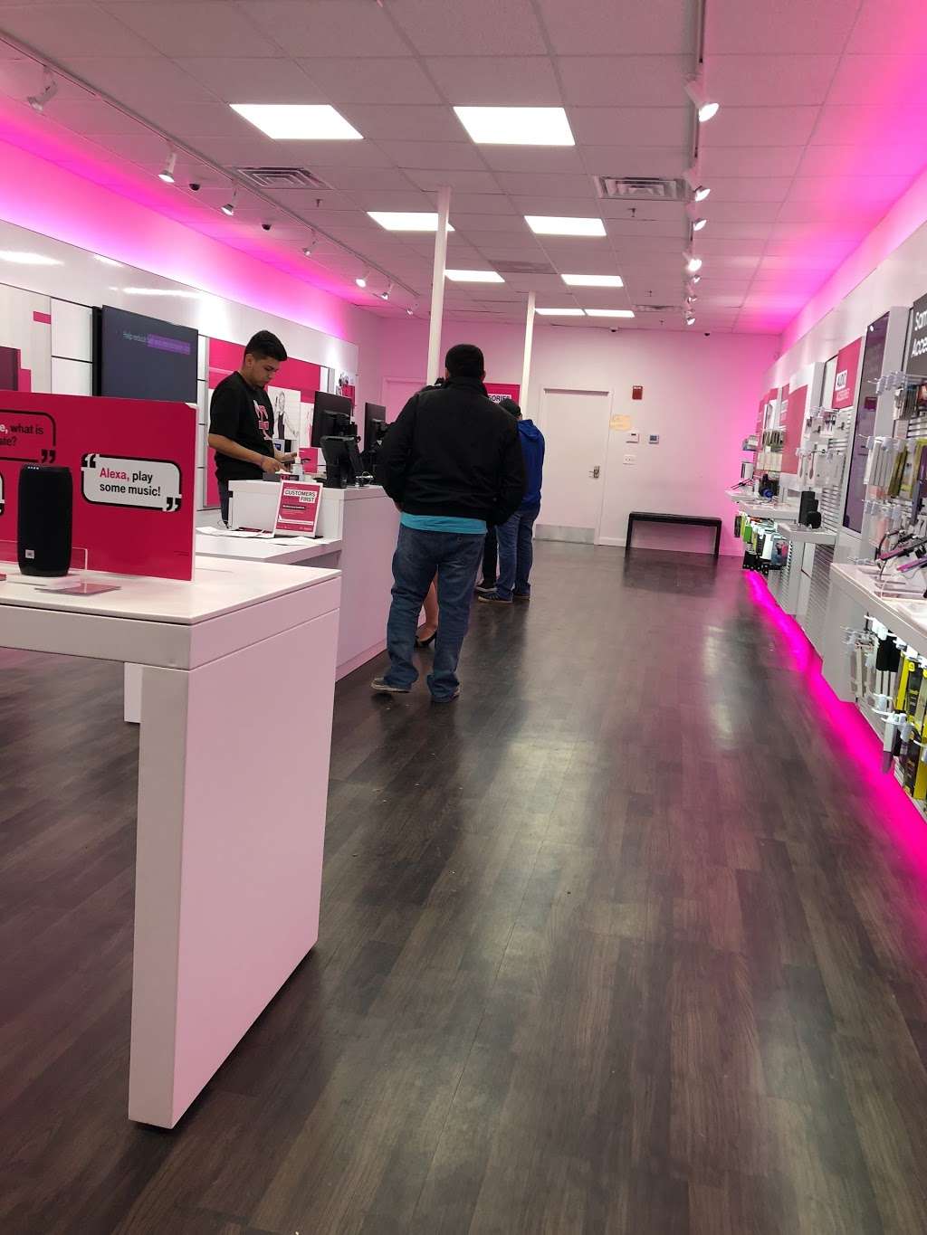 T-Mobile | 13079 Worldgate Dr, Herndon, VA 20170 | Phone: (571) 418-0575