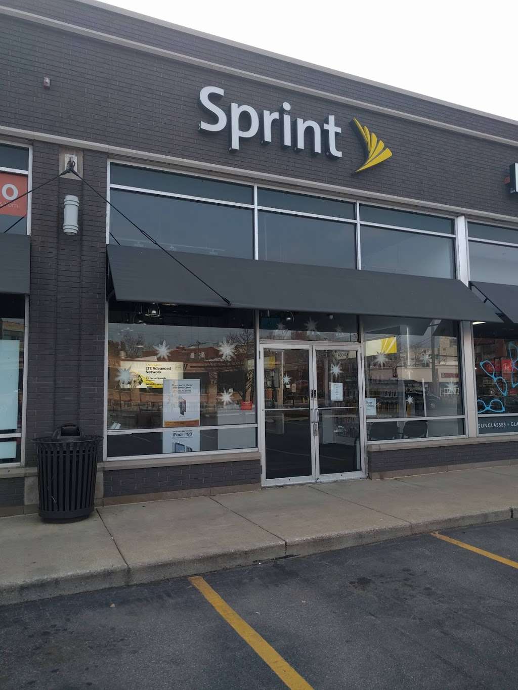 Sprint Store | 2000 N Clybourn Ave, Chicago, IL 60614, USA | Phone: (773) 935-5065